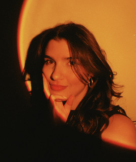 Portrait de l'artiste Moni Blue pour le projet de mixage audio "Collide" réalisé par l'ingénieur du son vcaniedo.